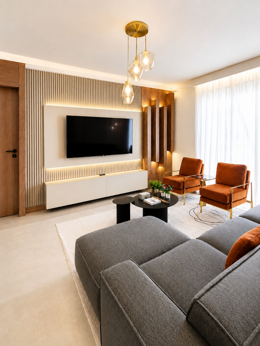 Sala de estar com painel iluminado, poltronas em couro e marcenaria contemporânea